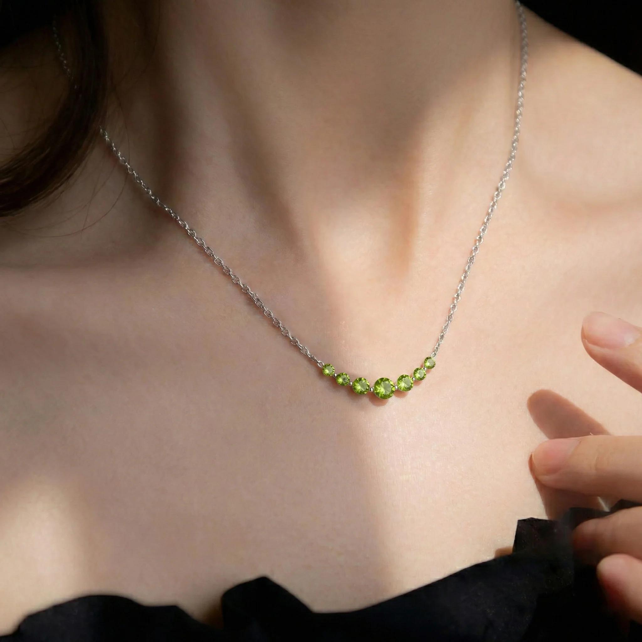 Peridot Curved Bar Necklace in 925 Sterling Silver 2.55ct - Image 5