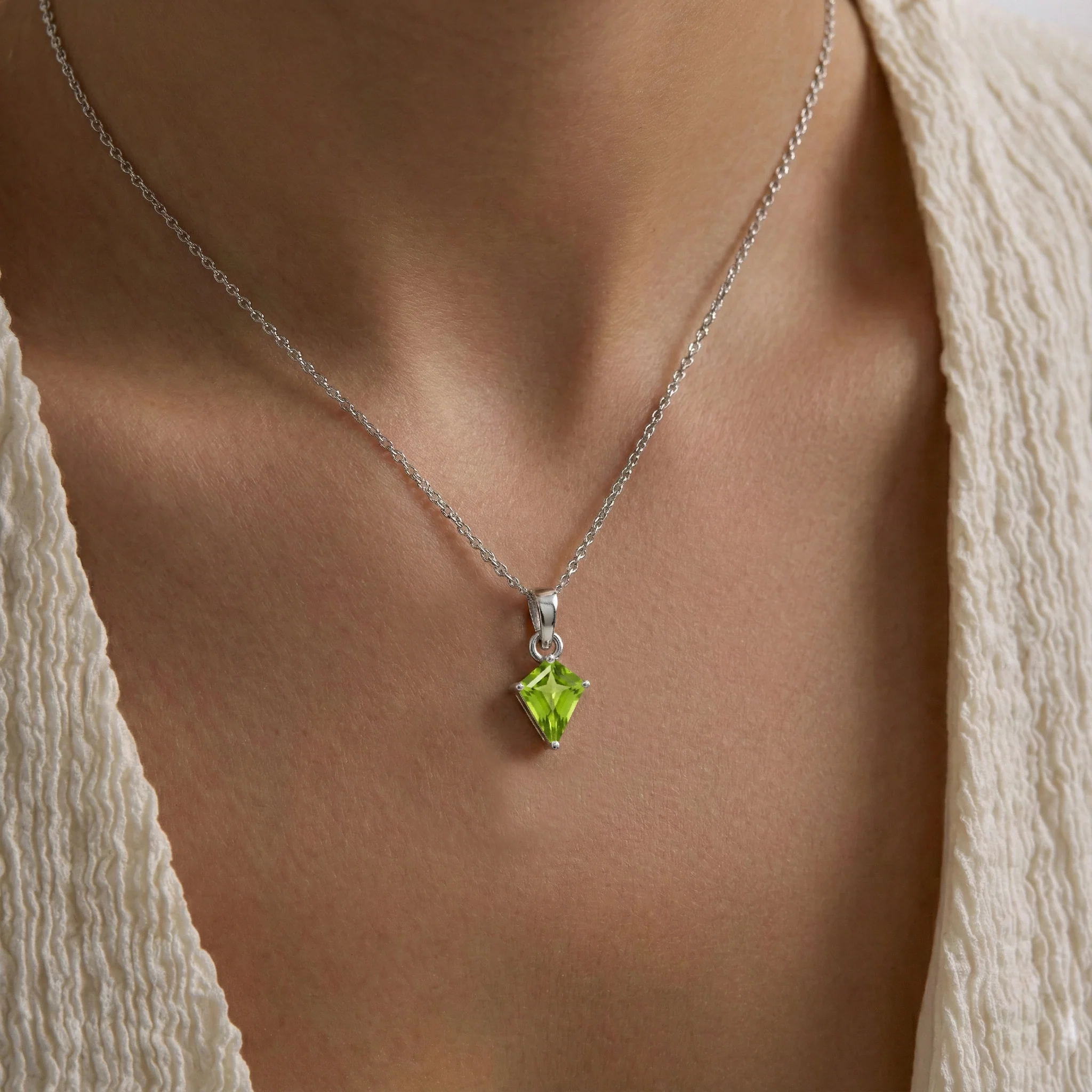 Peridot Kite Solitaire Pendant Necklace in 925 Sterling Silver 1.4ct - Image 7
